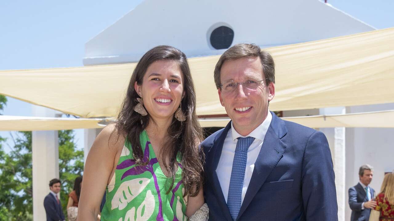 Un accidente pone fin a las vacaciones de José Luis Martínez-Almeida y Teresa Urquijo