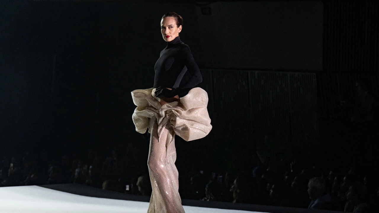 Nieves Álvarez desfila en el show de Stéphane Rolland en París con dos estilismos que desafían las tendencias de otoño e invierno