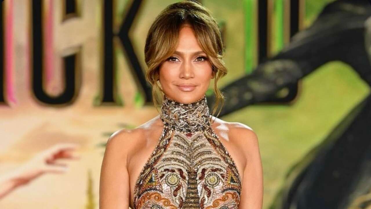 Jennifer Lopez vuelve a robar todas las miradas de la noche con su lookazo de pedrería y aberturas infinitas