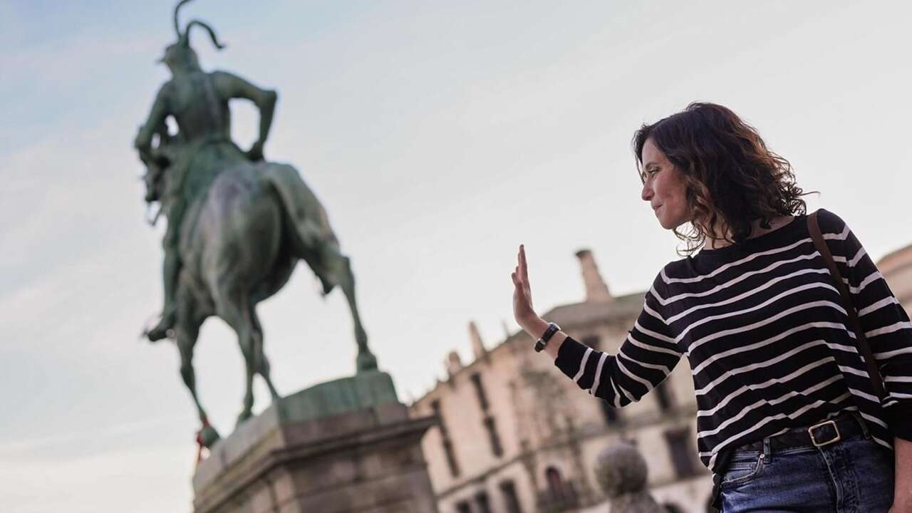 Isabel Díaz Ayuso conquista Trujillo con el look más casual con vaqueros rectos y camiseta de rayas