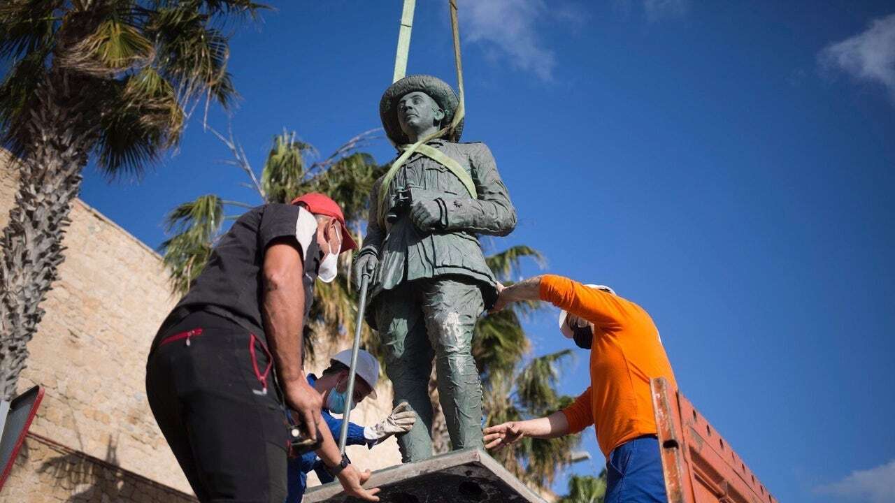 La estatua de Franco en Melilla le recuerda como comandante en auxilio de la ciudad y se levantó en plena democracia