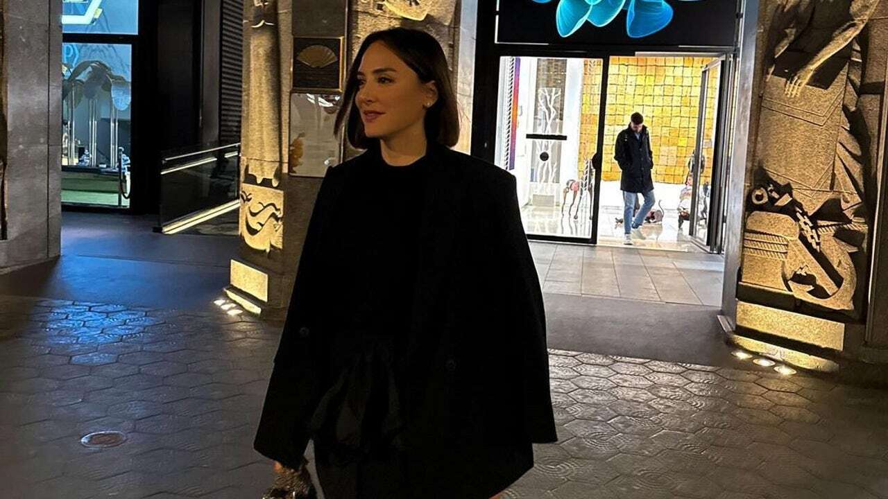 Tamara Falcó disfruta de la noche de Barcelona con el vestido negro más elegante que nunca falla