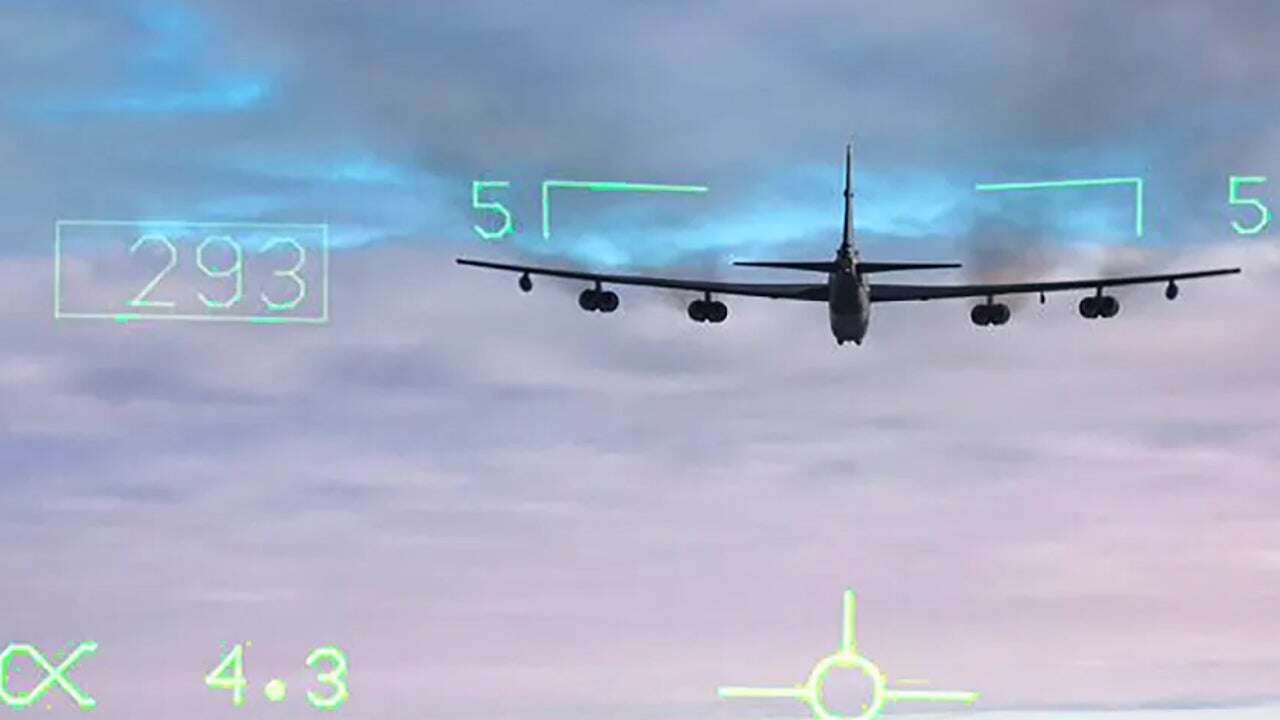 Un bombardero B-52 hace una demostración de fuerza cerca de la frontera con Rusia