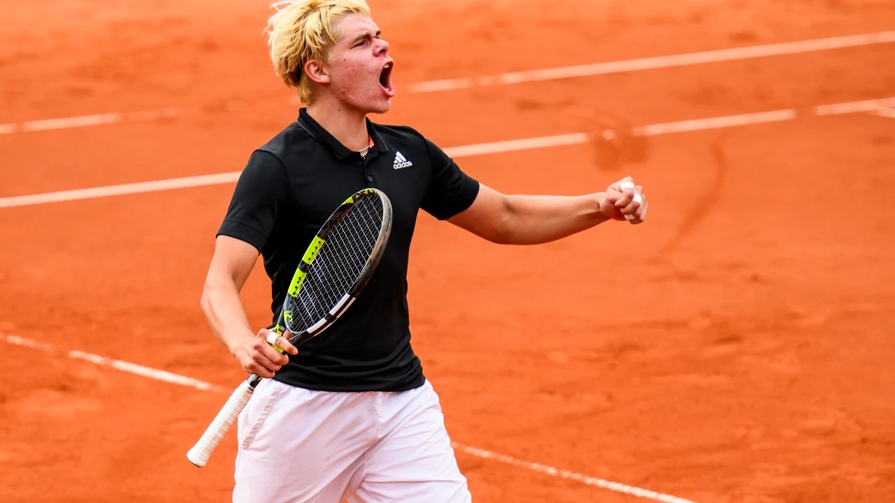 Doble polémica en el tenis: celebra alocado una victoria ante un tenista que se retiró lesionado y se “crucifica”.