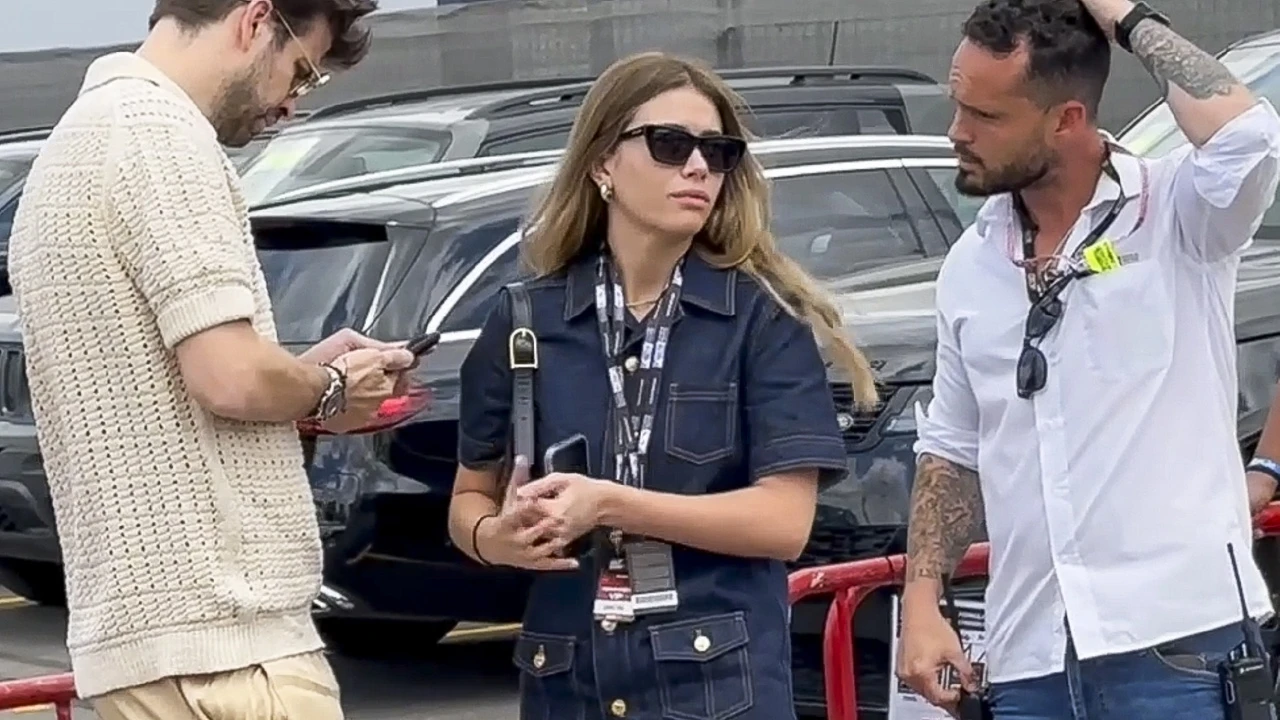 Este verano el vestido más corto se lleva vaquero como ha hecho Clara Chía para un domingo de Fórmula 1