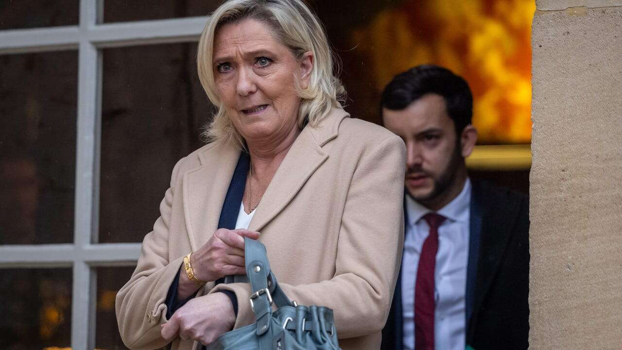 Le Pen amenaza a Bayrou: 