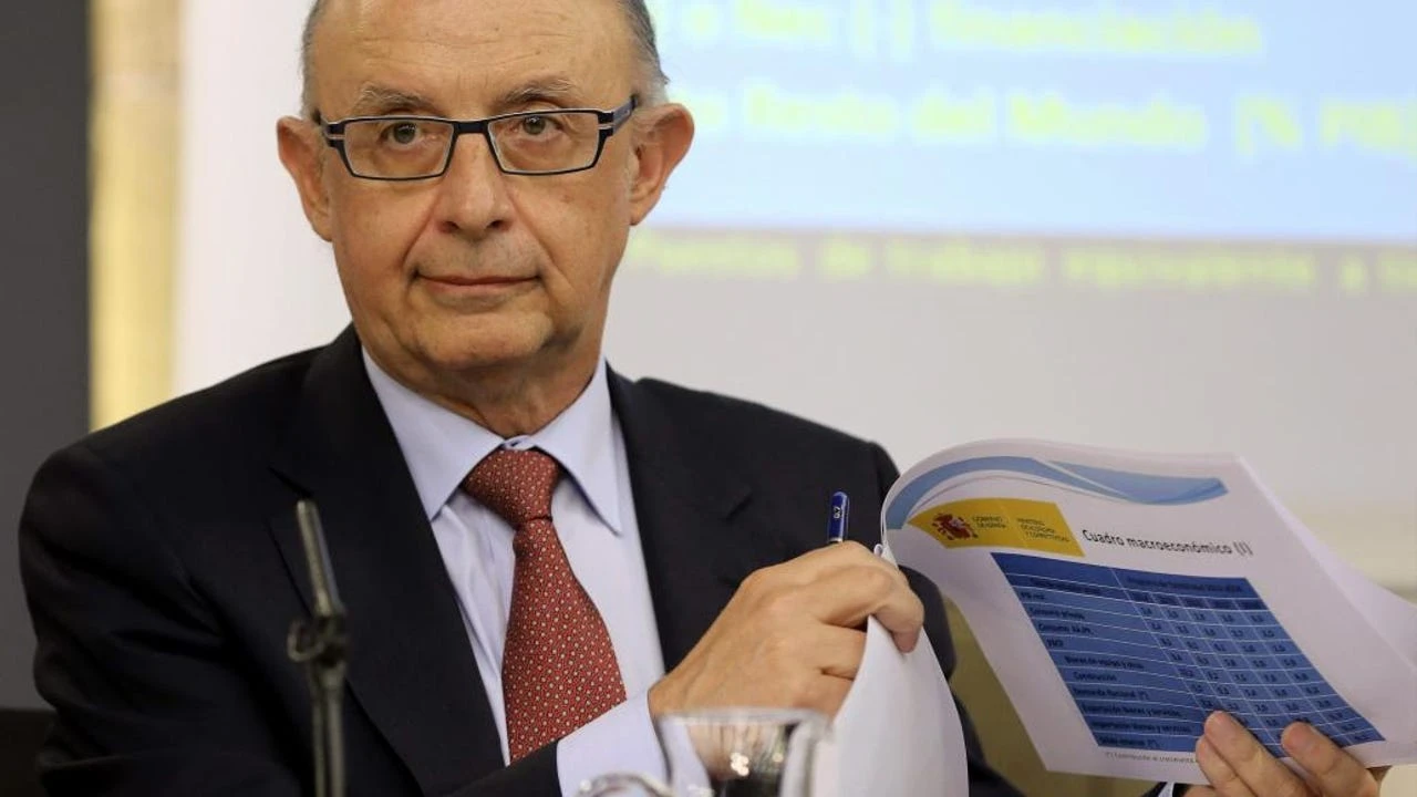 Quiénes son los dos altos cargos implicados en el 'caso Montoro' que ha destituido Hacienda