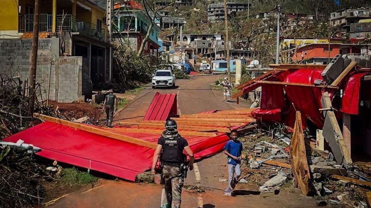 Macron viaja a la devastada Mayotte en plena negociación del nuevo gobierno