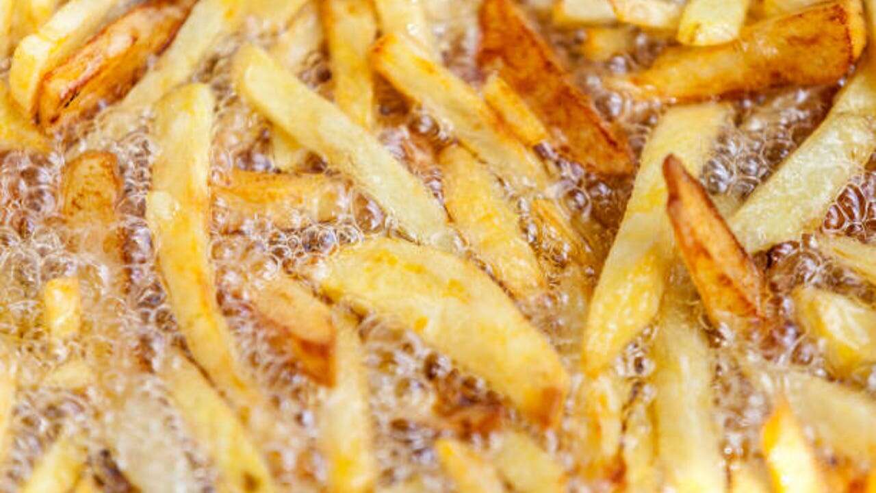 El truco del vinagre que usan los restaurantes para que las patatas fritas queden más crujientes