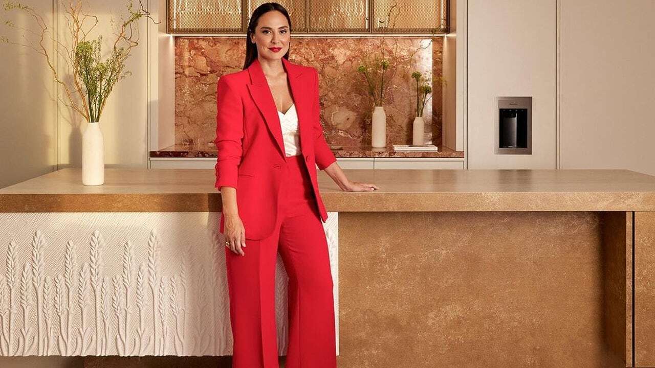 El traje rojo de Tamara Falcó con pantalones campana es el que las mujeres elegantes van a llevar a la Feria de Abril 2024