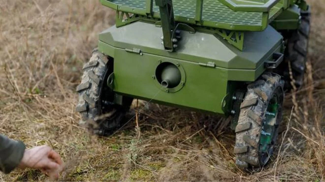 Tras los drones FPV con fibra óptica, llegan a la guerra de Ucrania los drones terrestres también cableados