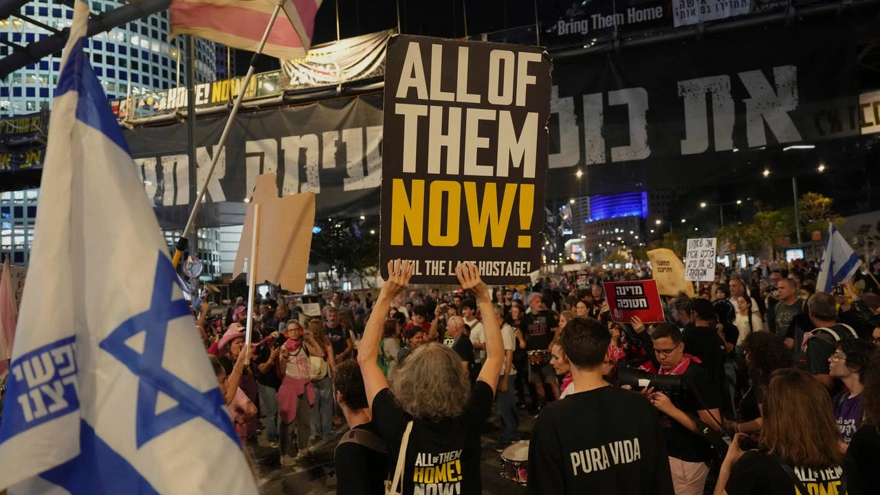 Netanyahu dice que recuperará a los rehenes mientras las manifestaciones no cesan en Tel Aviv y Jerusalén