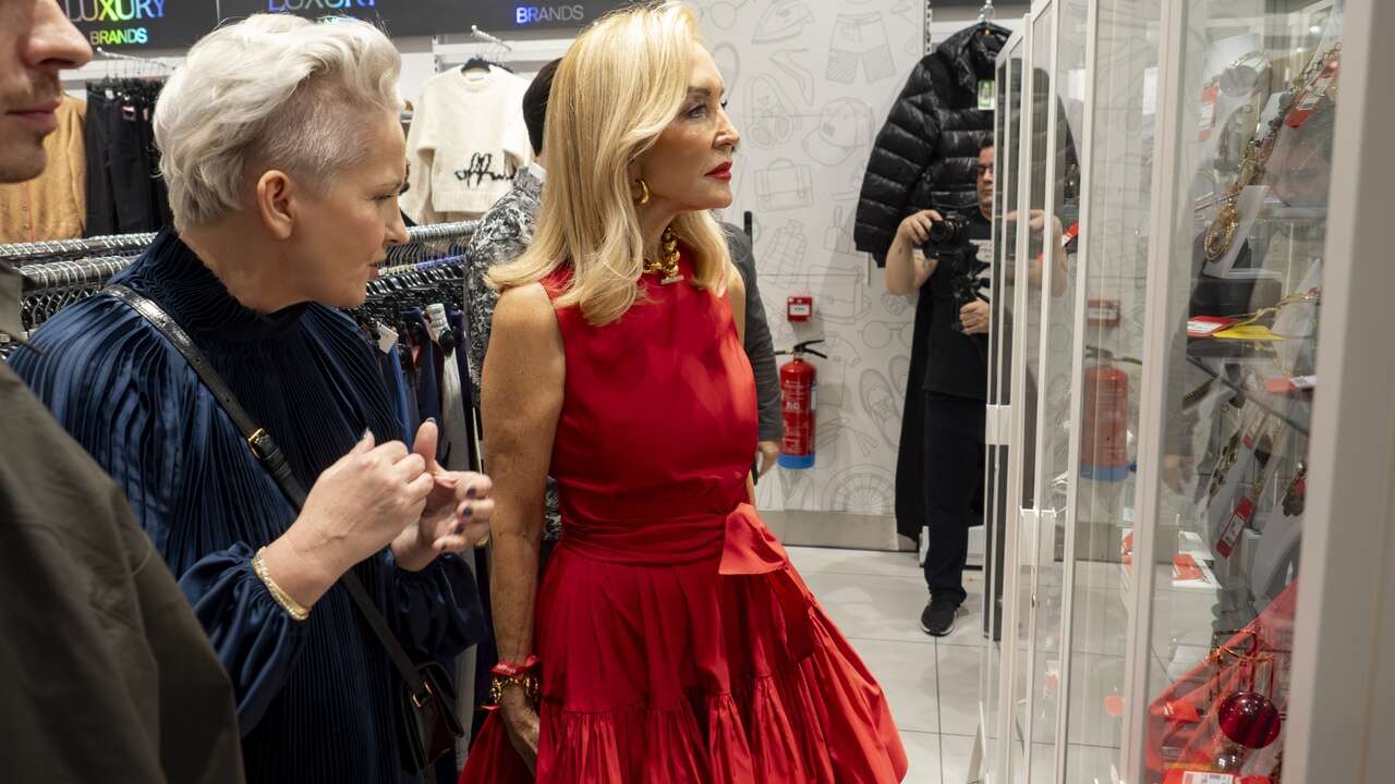 Carmen Lomana se adelanta a la Navidad desde Zaragoza con el vestido rojo más elegante de Carolina Herrera