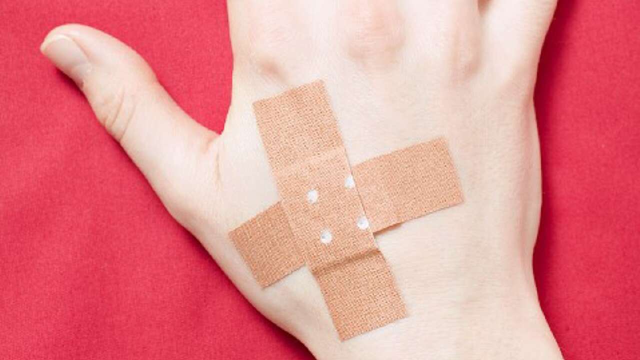 Sanidad pide que se dejan de utilizar todas estas tiritas para las heridas por riesgo de infecciones