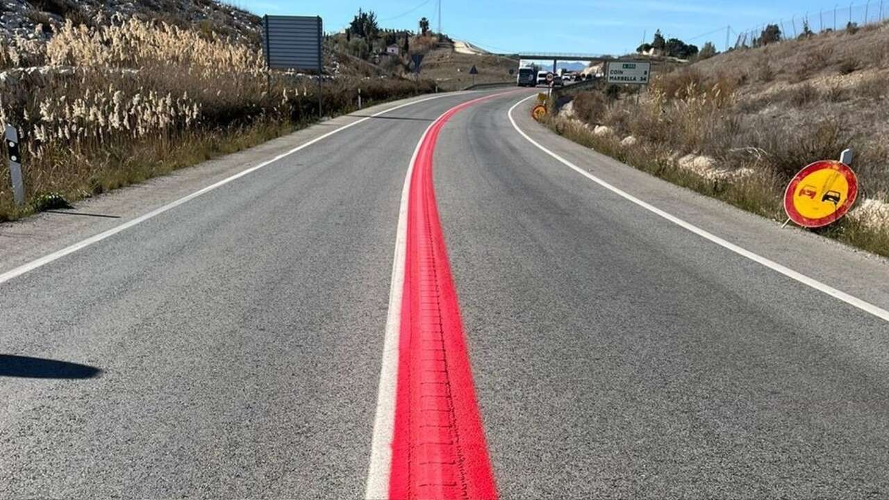 ¿Qué significan las nuevas líneas rojas que la DGT ha pintado en algunas carreteras?