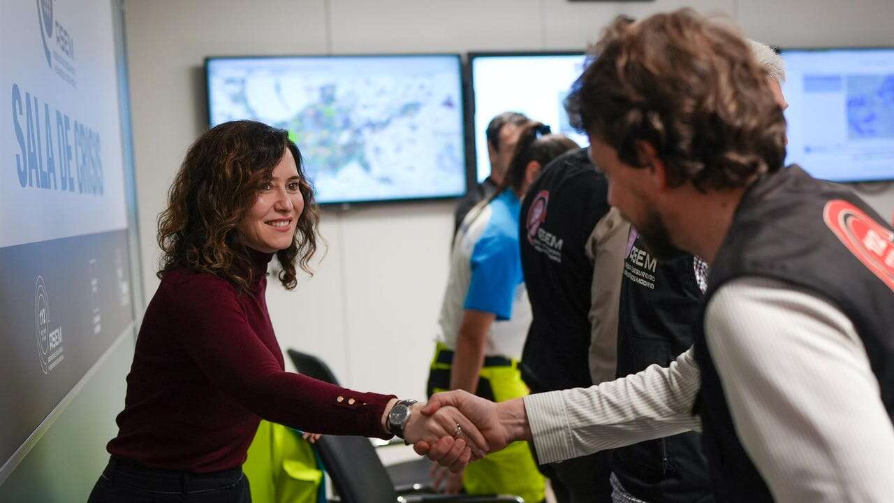 Isabel Díaz Ayuso tiene el jersey burdeos perfecto de Zara para otro día de lluvia en Madrid