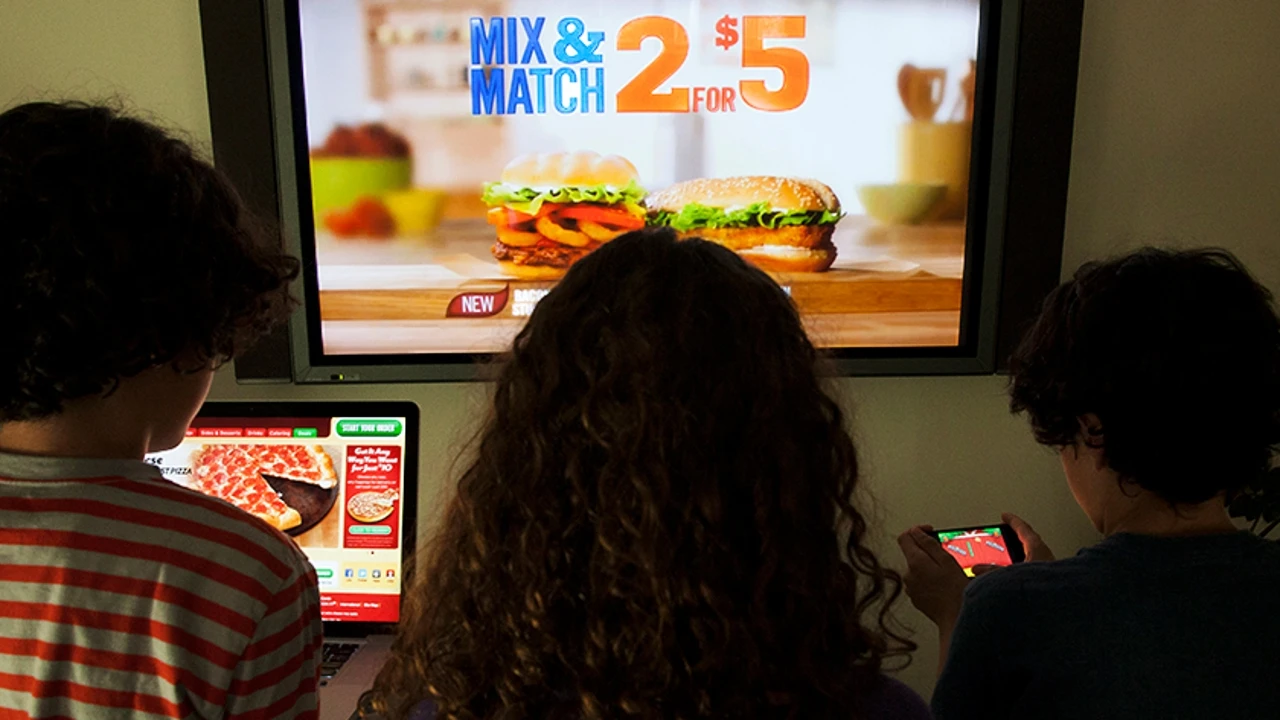 Ver cinco minutos de anuncios sobre comida basura dispara el consumo de calorías