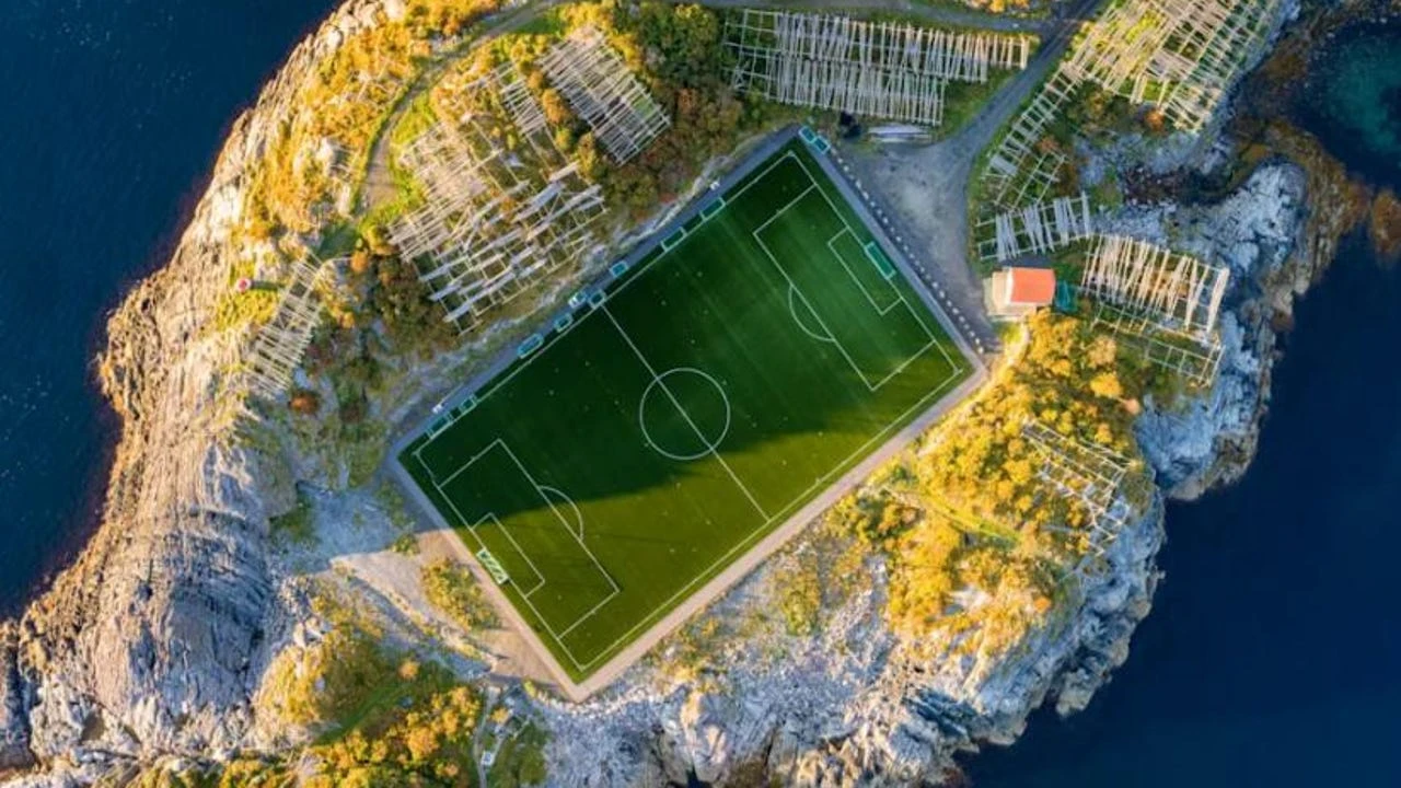 Donde el balón vuela junto a auroras boreales: así es campo de fútbol más bello y remoto del mundo
