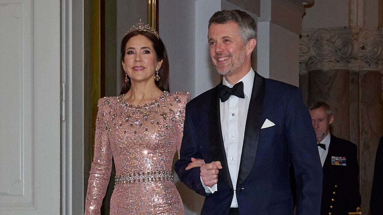 Mary de Dinamarca repite vestidazo de pedrería con tiara que compró en una subasta en una cena de gala en Copenhague