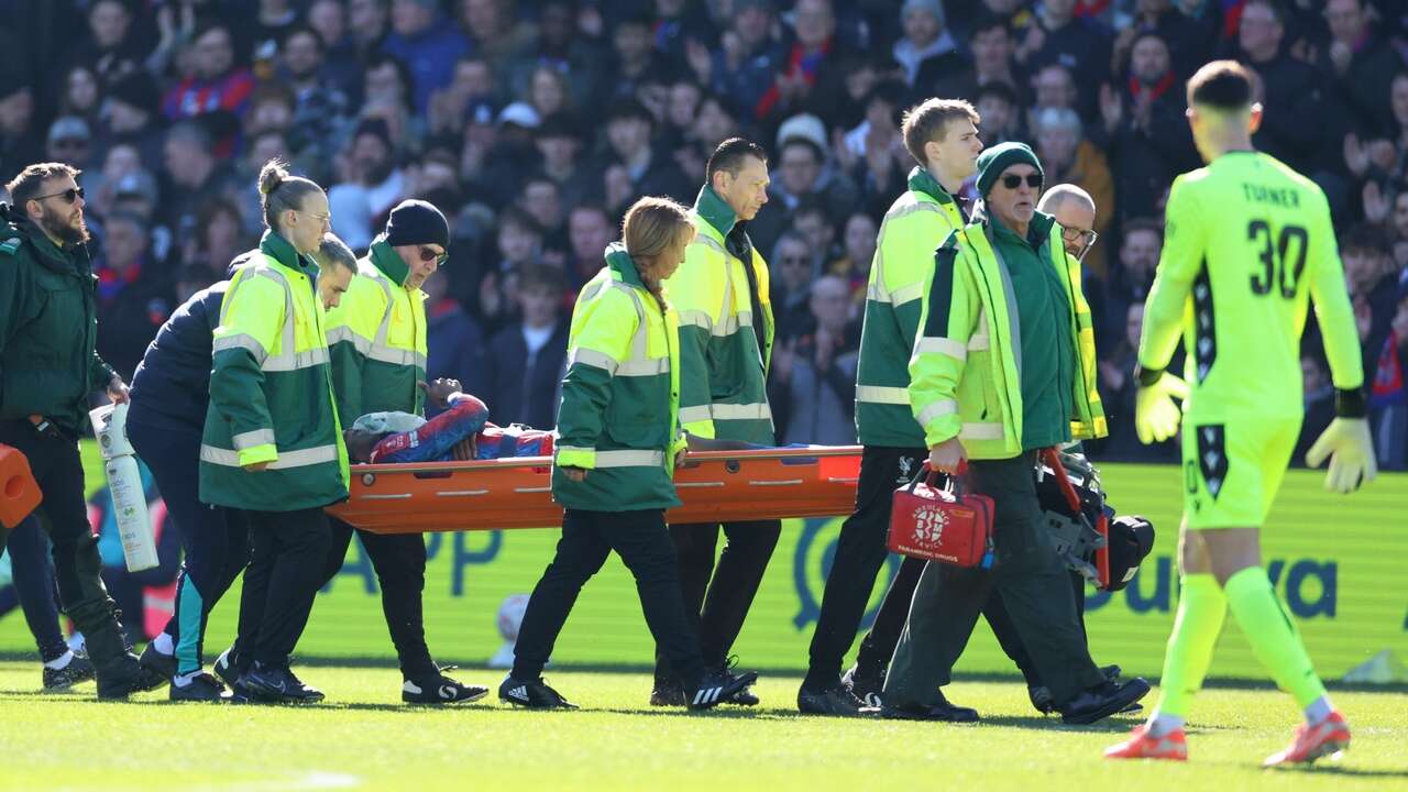 Fútbol salvaje: sale de la portería, le pega una patada en la cabeza y lo manda al hospital