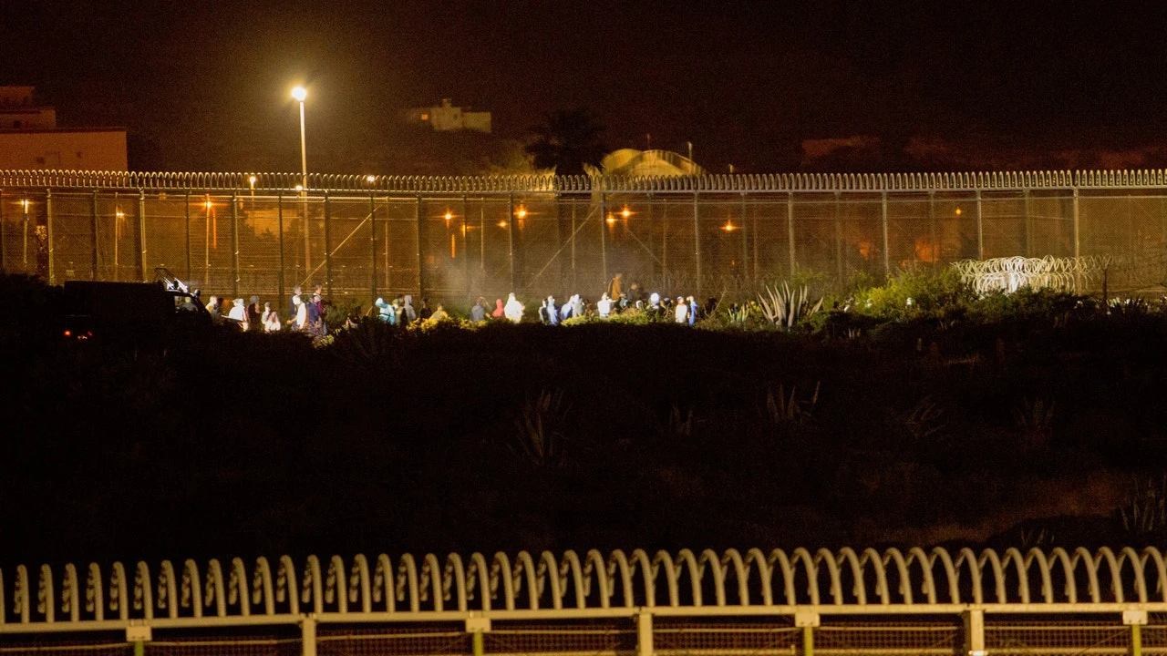 Noche de presión en Ceuta con 200 nadadores mientras Marruecos trata de desmantelar las redes que animan a los jóvenes a entrar en España