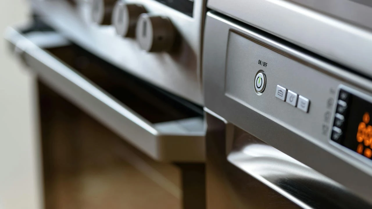 Ni vinagre ni bicarbonato: el truco definitivo para limpiar la suciedad incrustada en el horno sin esfuerzo