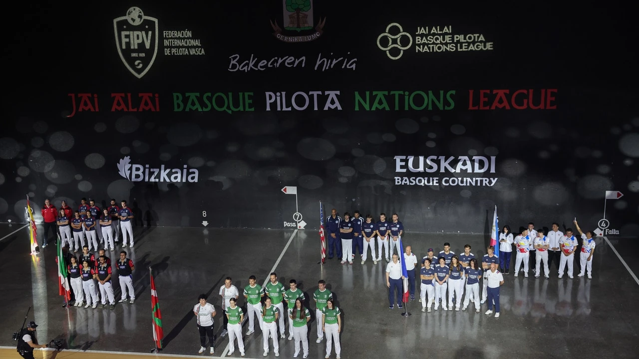 Vergonzoso abucheo al himno español en la entrega de medallas de la pelota vasca