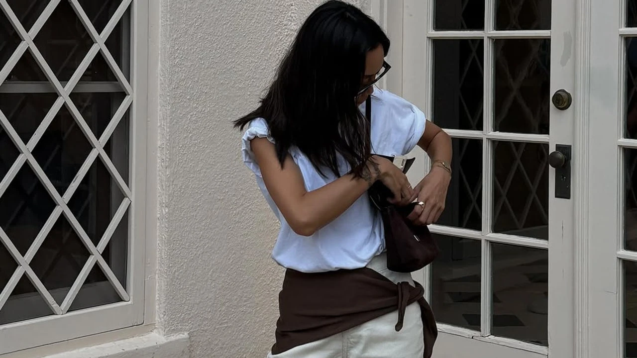Así elevan las mejor vestidas un look de vaqueros y camiseta blanca esta primavera