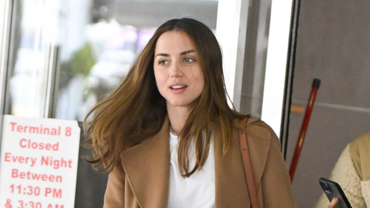 Ana de Armas ya tiene las zapatillas de lujo de 850 euros de Louis Vuitton para su look de aeropuerto más estiloso