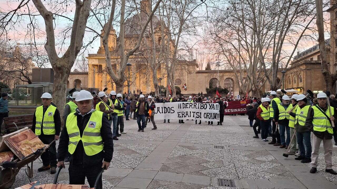 Una manifestación en Pamplona rechaza la resignificación del Monumento a los Caídos y reclama su derribo