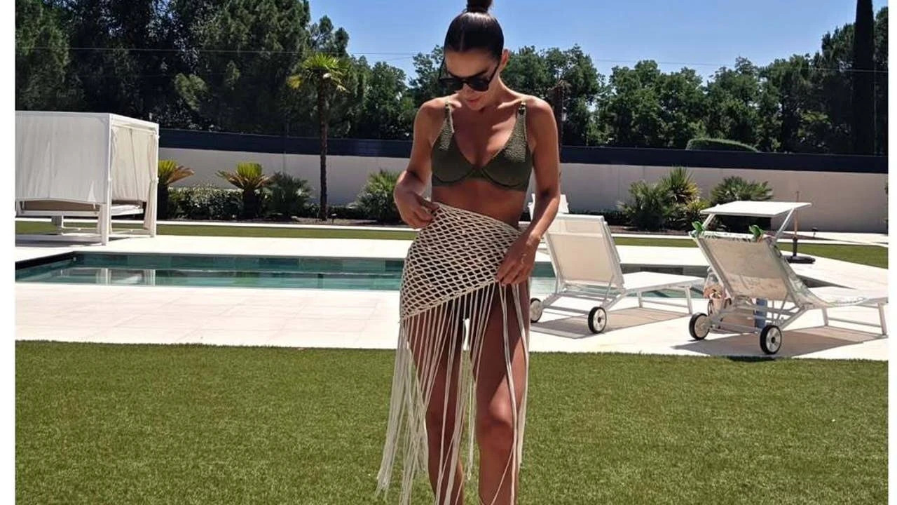 Así eleva Paula Echevarría un bikini básico con el accesorio estrella del verano