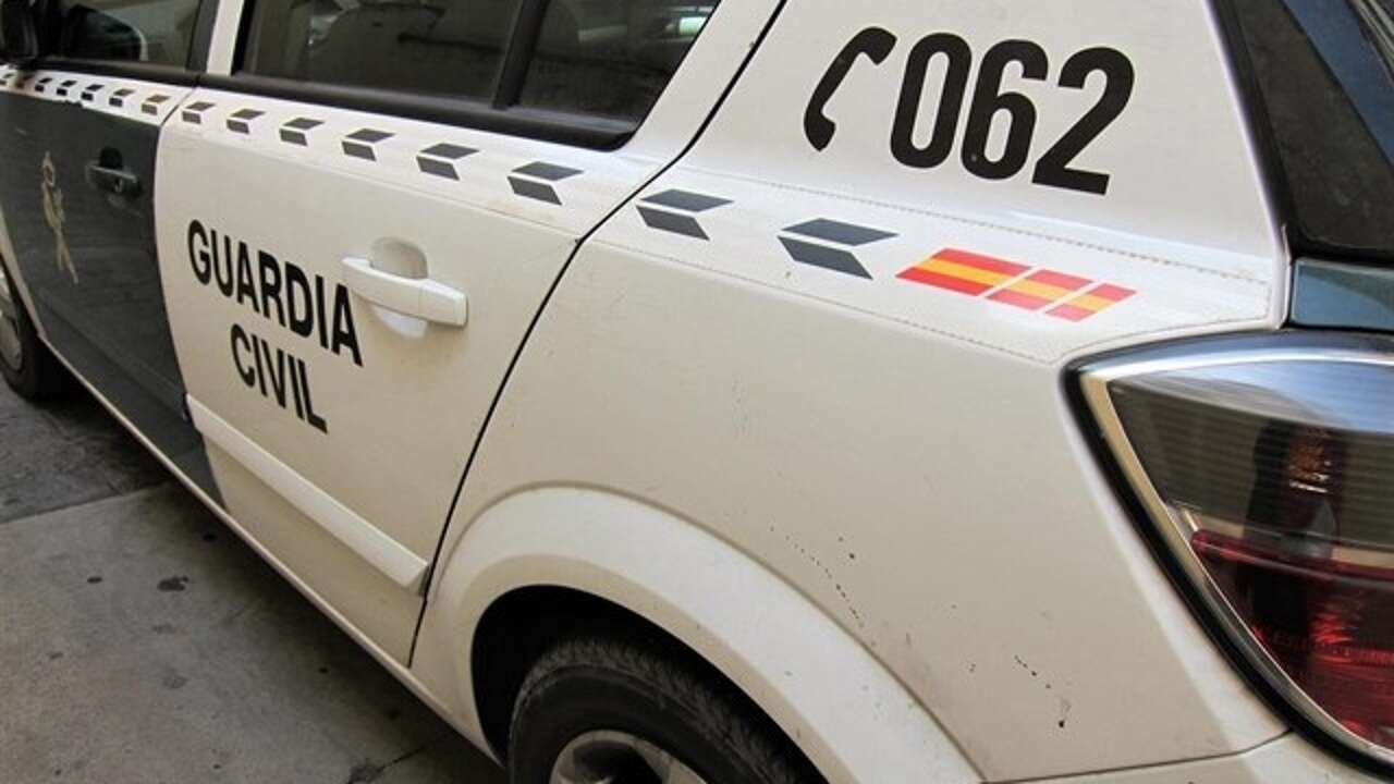 Agentes de la Guardia Civil salvan a dos personasde Binefar de morir quemados en elincendio de su casa