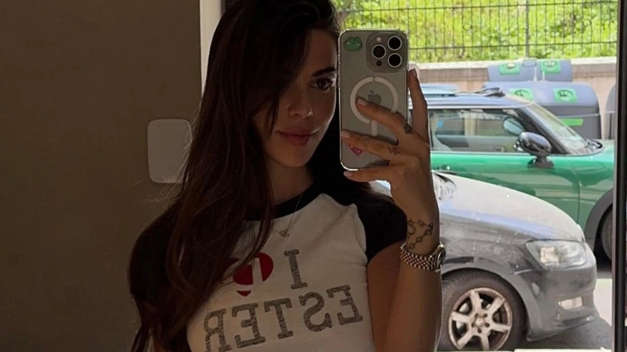 Violeta Mangriñán se suma a la camiseta feminista de Ester Expósito que mejor queda con vaqueros