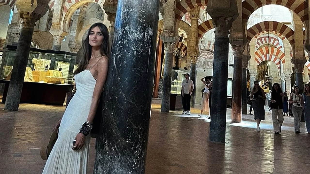 Sara Carbonero ha metido en su maleta a Córdoba el vestido plisado fluido más fresquito para el verano 2025