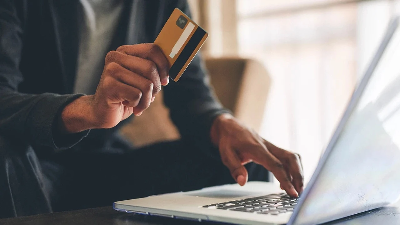 Jonathan Kim, experto financiero, alerta sobre el peligro de comprar ahora y pagar más tarde: 