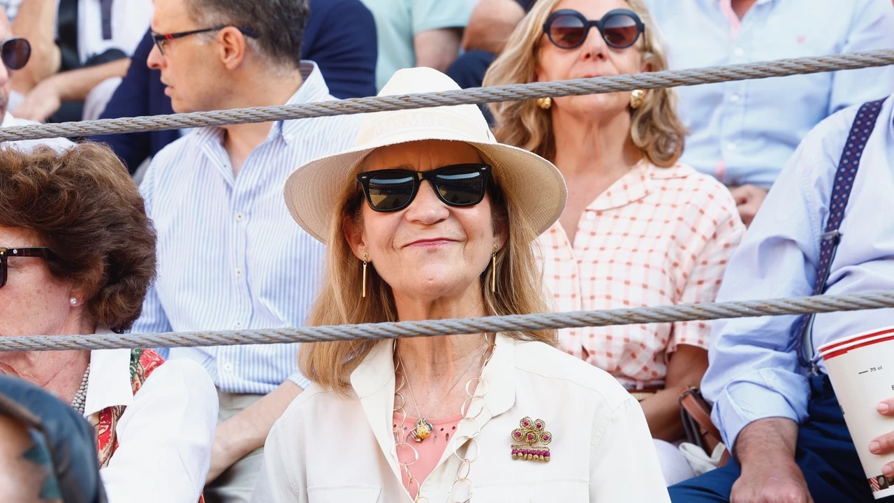 El look safari de la Infanta Elena para una tarde calurosa en Las Ventas: sombrero y bolso fucsia para su cita con los toros