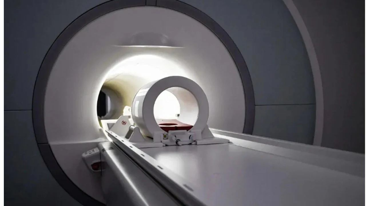 Como una escena de 'Destino Final': un hombre en estado grave tras ser arrastrado por una máquina de resonancia magnética
