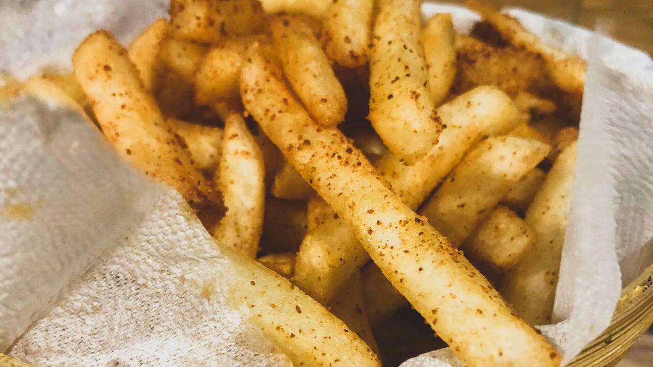 Ni aceite ni sal: cómo hacer que las patatas fritas no se peguen al freírlas, según el chef profesional Dani García