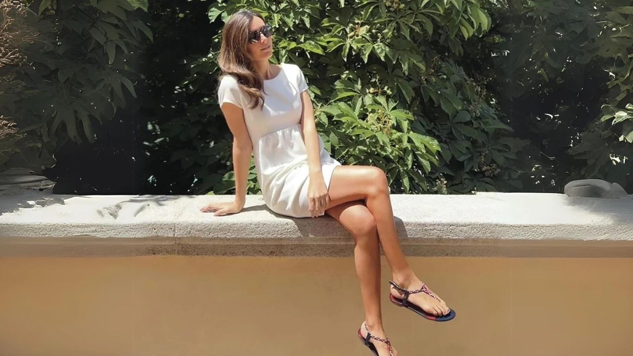 Ana Boyer no necesita ir a la playa para lucir este verano unas piernas bronceadas y de lo más estilizadas