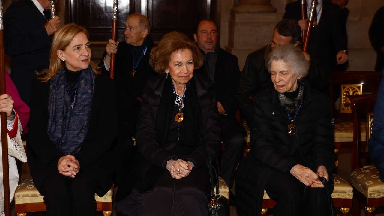 La Reina Sofía demuestra sofisticación (y respeta el protocolo) este Viernes Santo acompañada de la Infanta Cristina e Irene de Grecia