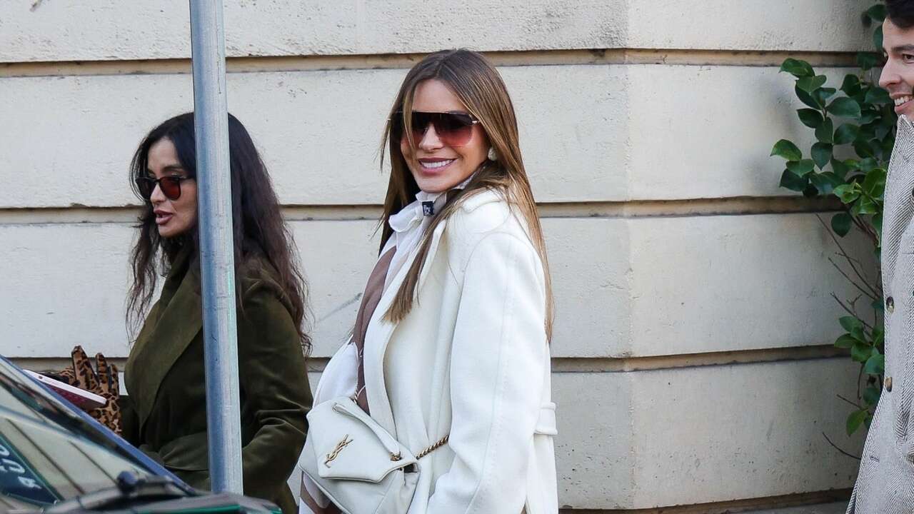 Sofía Vergara está en París y nos ha dejado claro cómo vestir de blanco en invierno con máxima elegancia