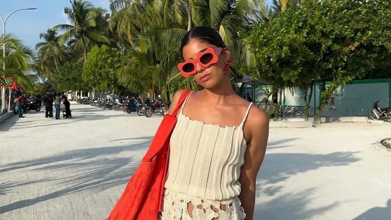 Si viajas a un destino con costa, ficha este vestido de crochet que Sara Baceiredo ha conseguido en Longchamp