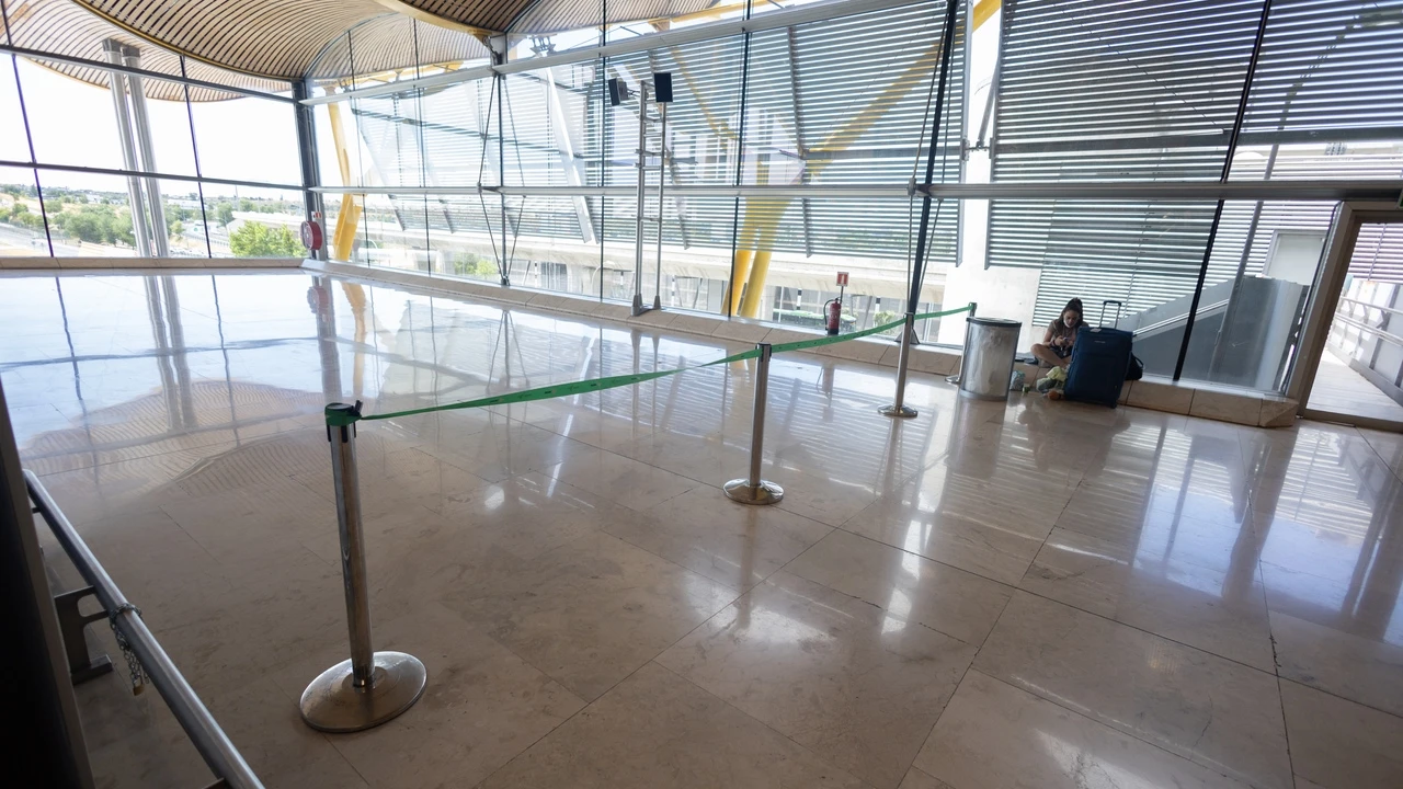 Aena cierra Barajas a los sintecho y Cibeles zanja la negociación con el Gobierno