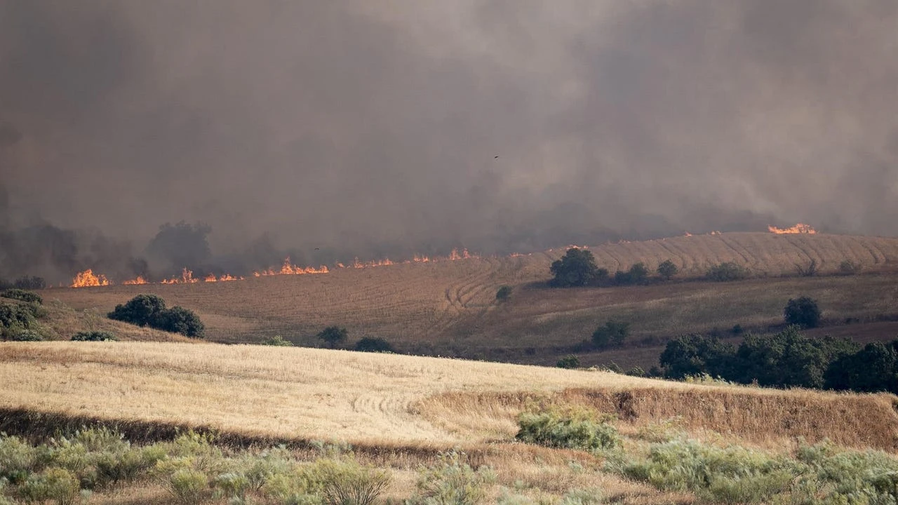 Poblaciones confinadas, cortes de carreteras y lluvia de ceniza por el incendio en Méntrida que llega hasta Madrid