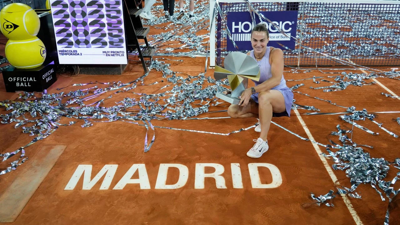 El punto casi nunca visto en la final de Madrid entre Sabalenka y Gauff: corre a por una bola... Y se deja la raqueta por el camino