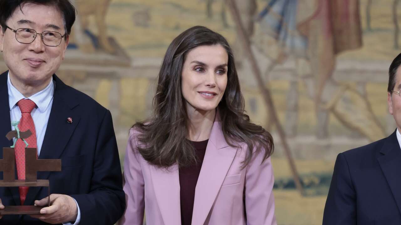 La Reina Letizia derrocha estilo con traje rosa y jersey burdeos en la reunión del Patronato del Instituto Cervantes