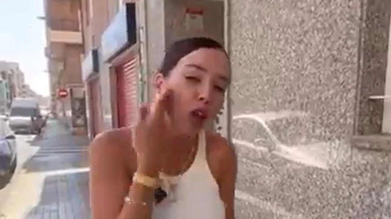 Una mujer compra una vivienda con okupas dentro y se enfrenta a ellos: “Tiene muchas ayudas y viene a vacilarme”