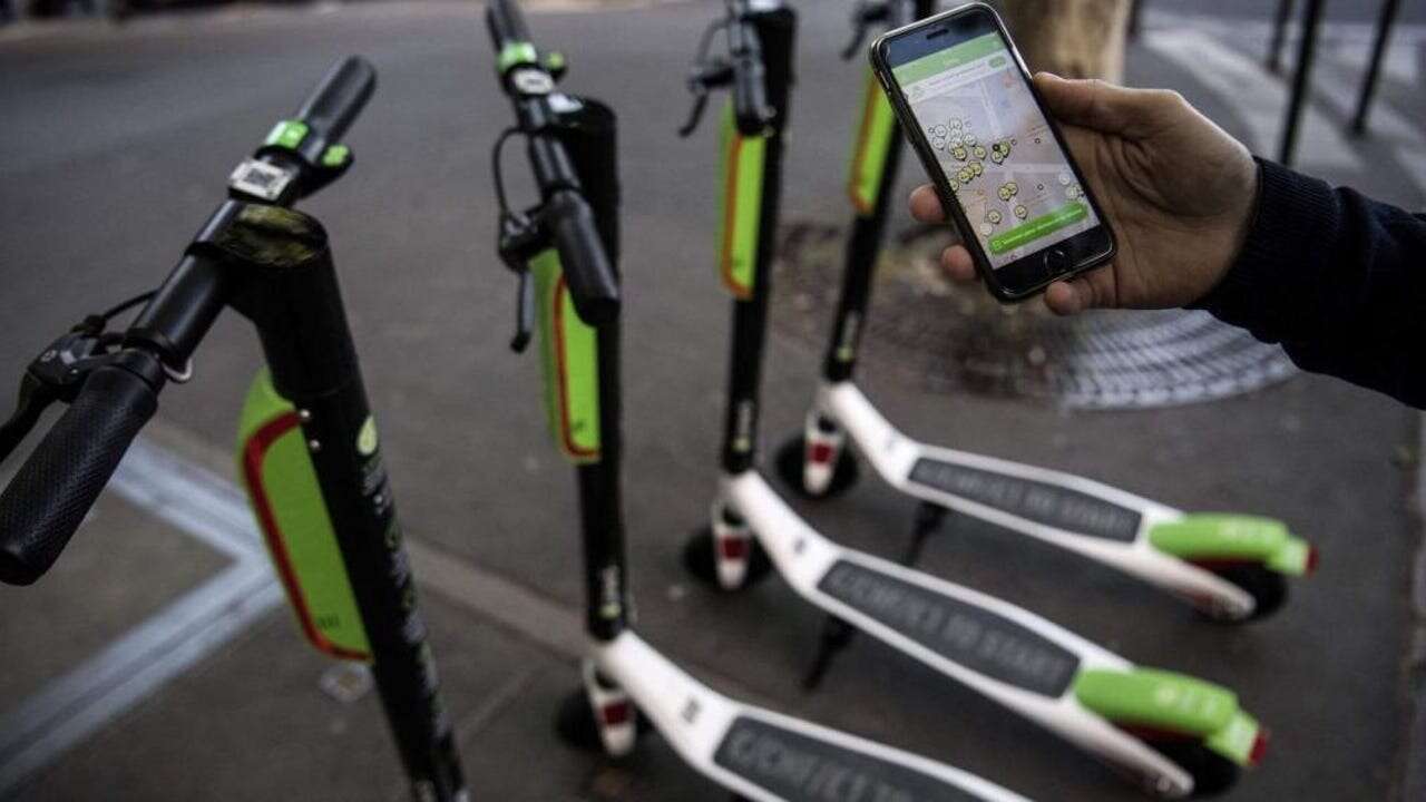 ¿Cómo se carga un patinete eléctrico encendido o apagado?