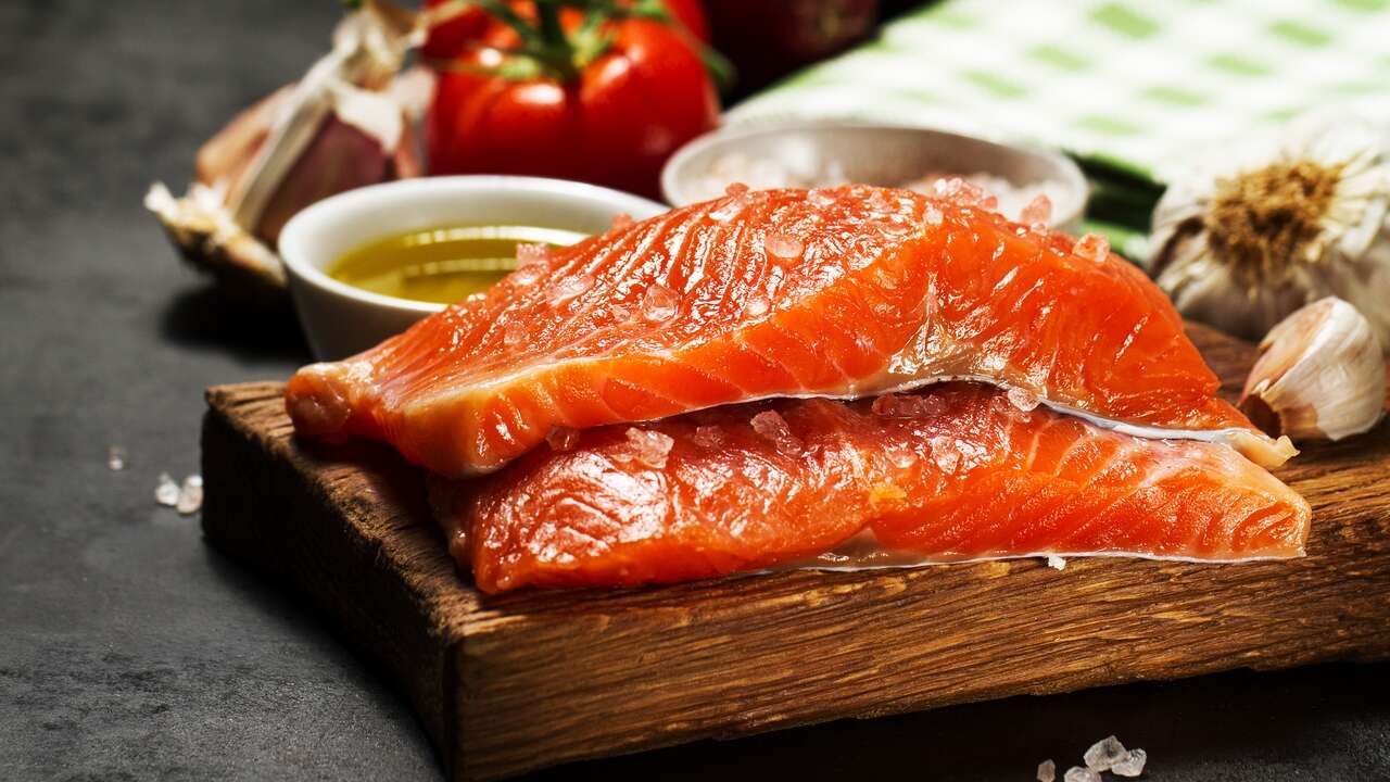 ¿Qué es mejor el salmón congelado o el natural? Una chef de cocina responde