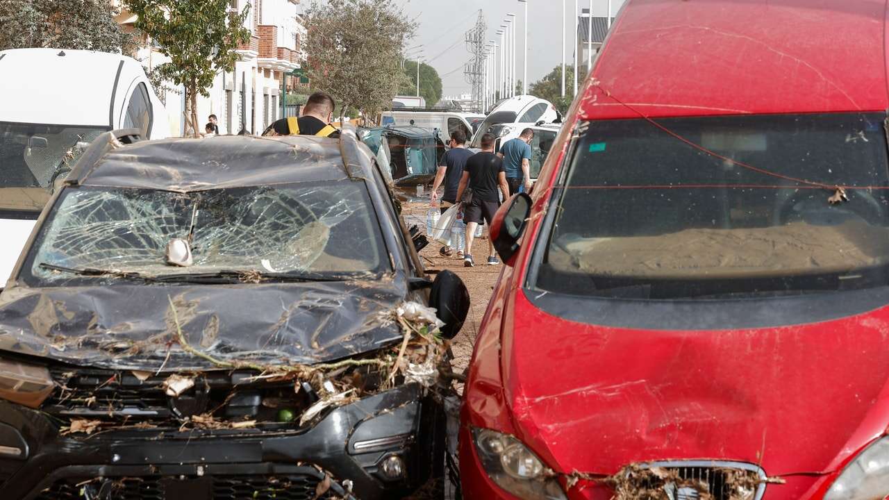 Subir al techo o salir por la ventanilla: qué hacer si tu coche queda atrapado en la riada